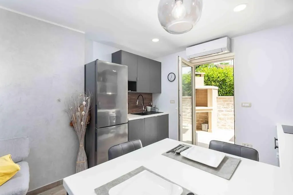 Holiday House Mateo Bubani 0*,