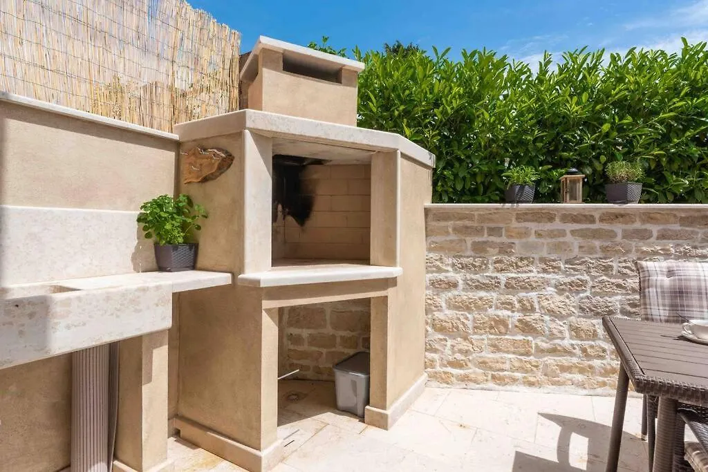Holiday House Mateo Bubani